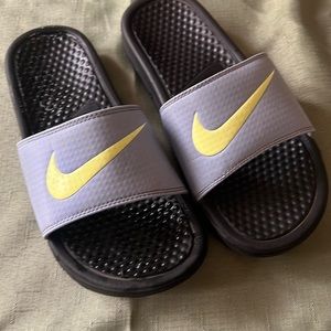 Womens Nike slides used but good condition